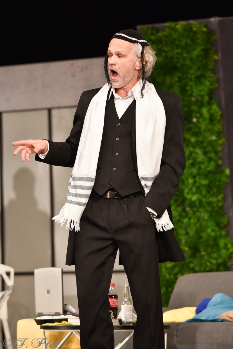 Zdjęcie w galerii na portalu naszraciborz.pl: Wąsik, czyli komedia w doborowej obsadzie na scenie RCK wiadomości z regionu