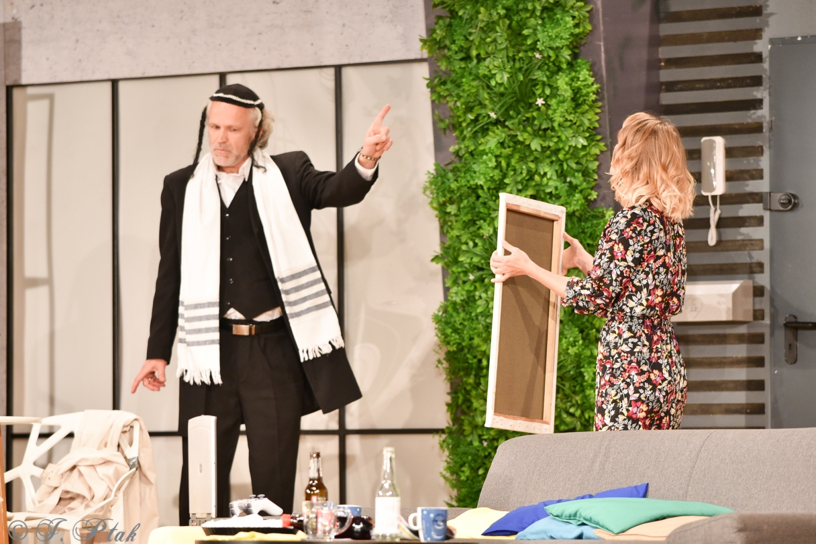 Zdjęcie w galerii na portalu naszraciborz.pl: Wąsik, czyli komedia w doborowej obsadzie na scenie RCK wiadomości z regionu