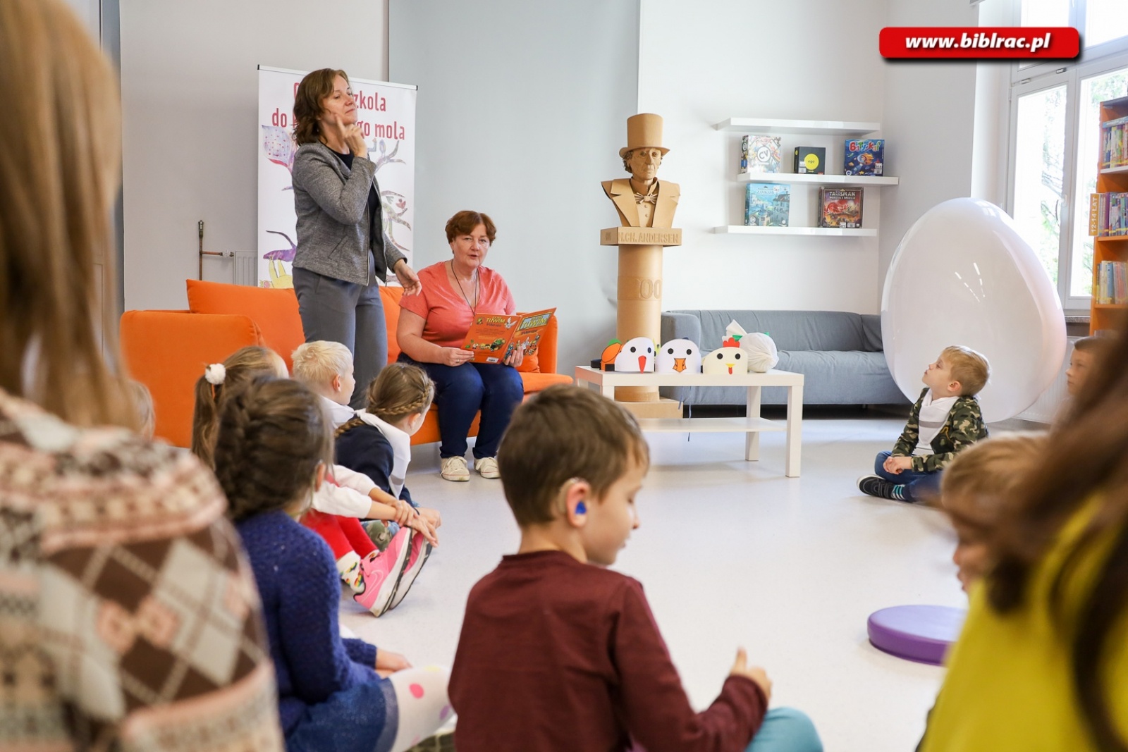 Zdjęcie w galerii na portalu naszraciborz.pl: Dzień Głuchych w Raciborzu. Razem wyrywali rzepkę wiadomości z regionu