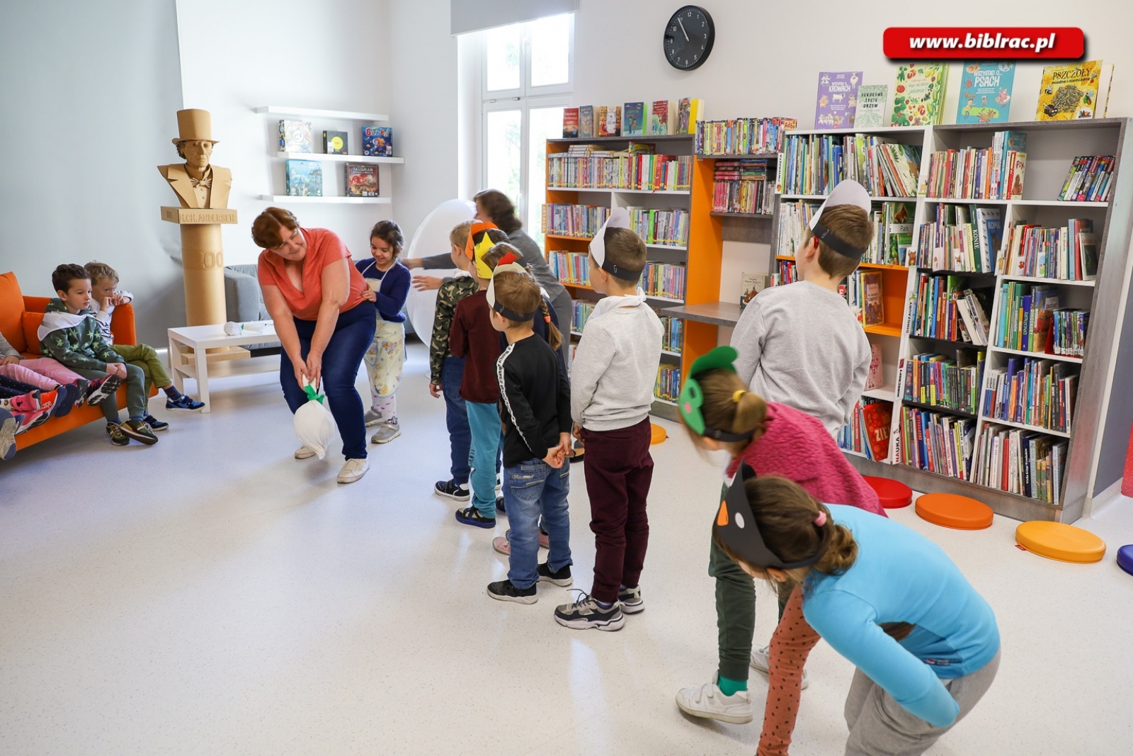 Zdjęcie w galerii na portalu naszraciborz.pl: Dzień Głuchych w Raciborzu. Razem wyrywali rzepkę wiadomości z regionu