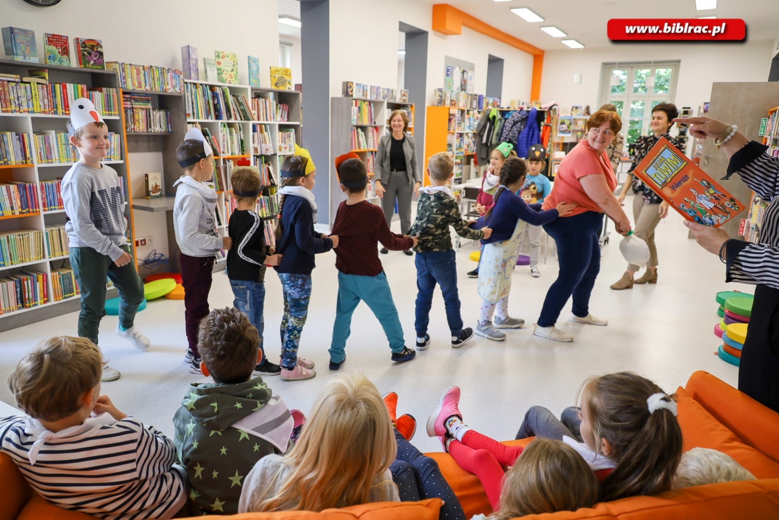 Zdjęcie w galerii na portalu naszraciborz.pl: Dzień Głuchych w Raciborzu. Razem wyrywali rzepkę wiadomości z regionu