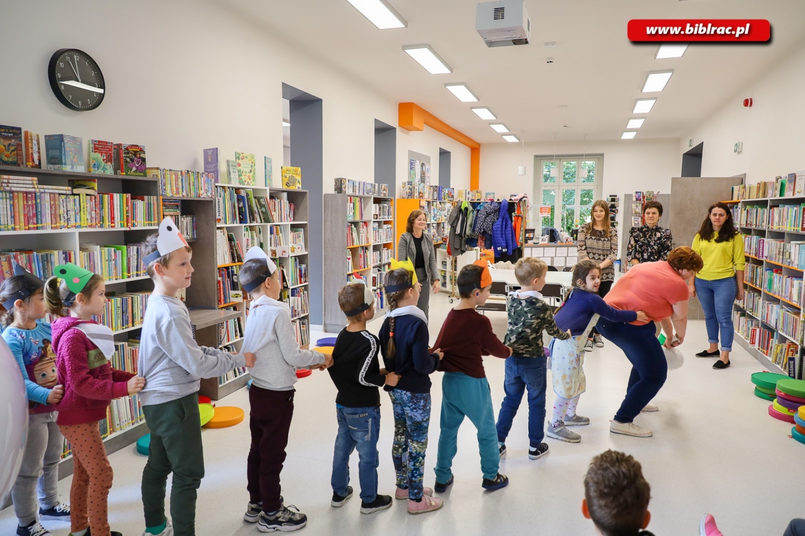 Zdjęcie w galerii na portalu naszraciborz.pl: Dzień Głuchych w Raciborzu. Razem wyrywali rzepkę wiadomości z regionu