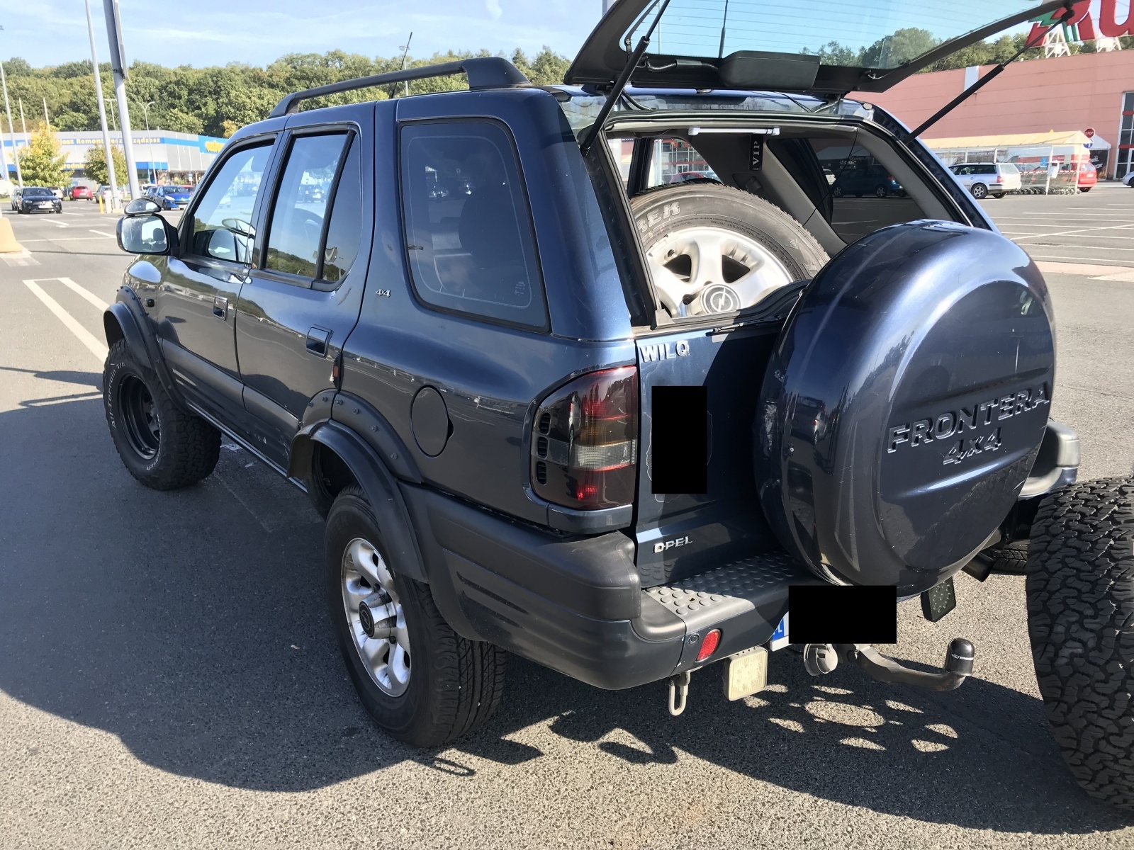 Zdjęcie w galerii na portalu naszraciborz.pl: Zderzenie opla i toyoty na parkingu Auchan wiadomości z regionu