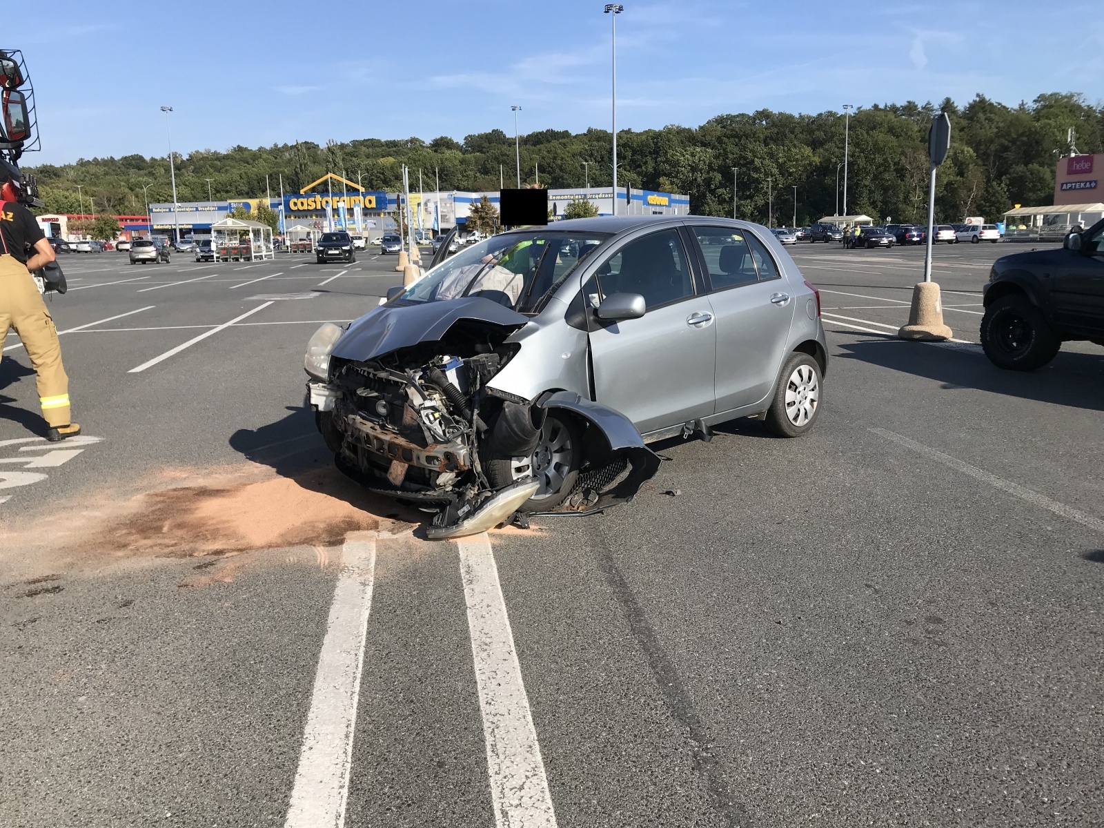 Zdjęcie w galerii na portalu naszraciborz.pl: Zderzenie opla i toyoty na parkingu Auchan wiadomości z regionu