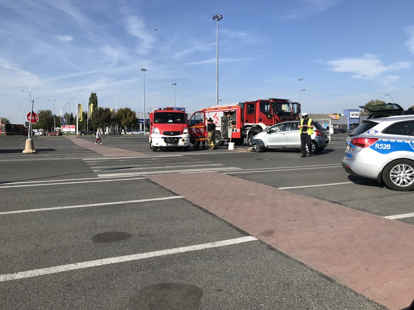 Zdjęcie w galerii na portalu naszraciborz.pl: Zderzenie opla i toyoty na parkingu Auchan wiadomości z regionu