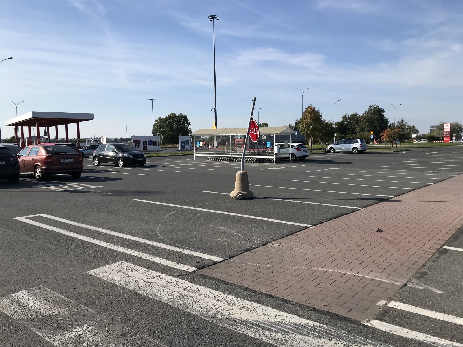 Zdjęcie w galerii na portalu naszraciborz.pl: Zderzenie opla i toyoty na parkingu Auchan wiadomości z regionu