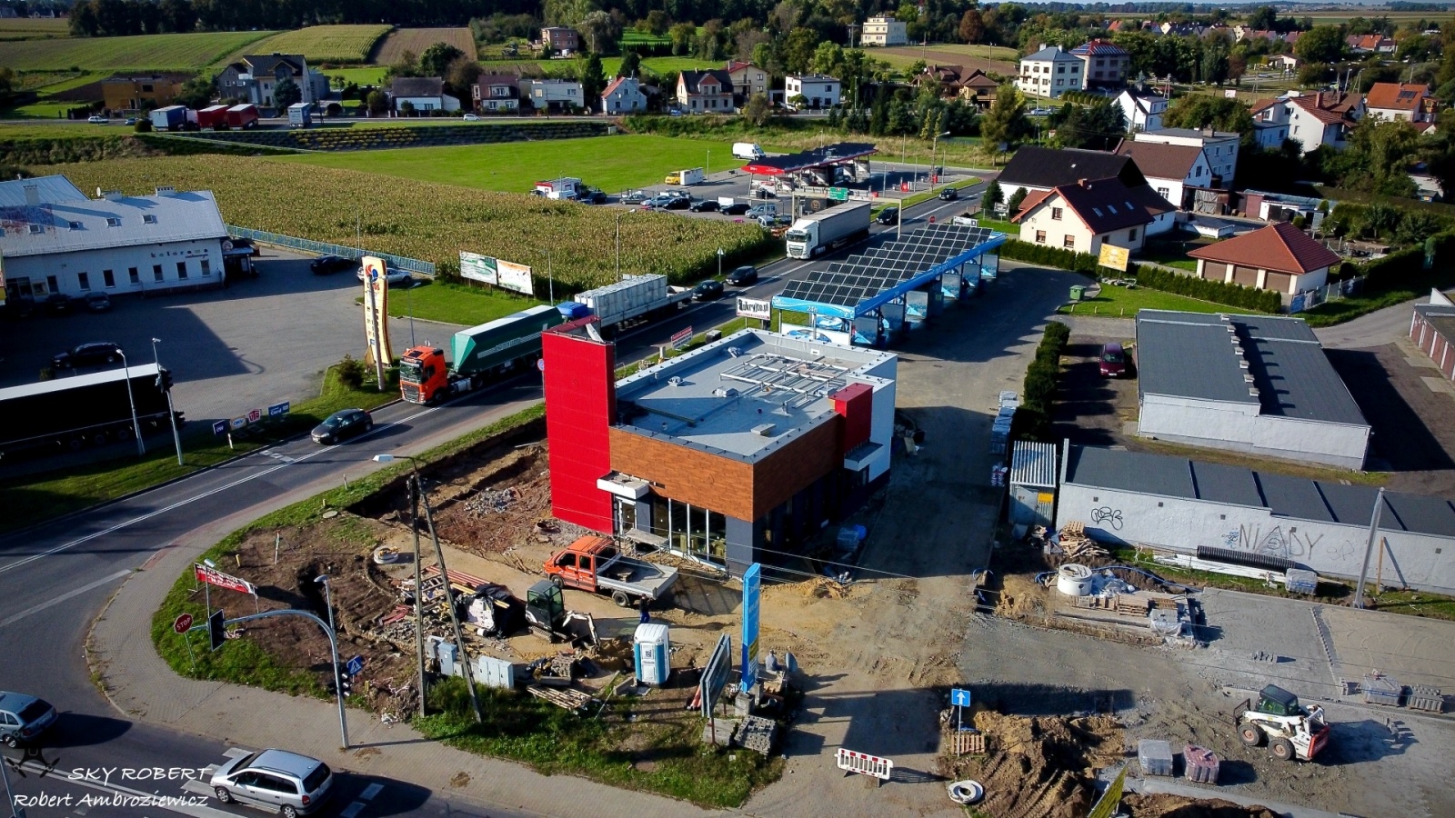 Zdjęcie w galerii na portalu naszraciborz.pl: Pną się do góry KFC mury. Kiedy otwarcie? wiadomości z regionu