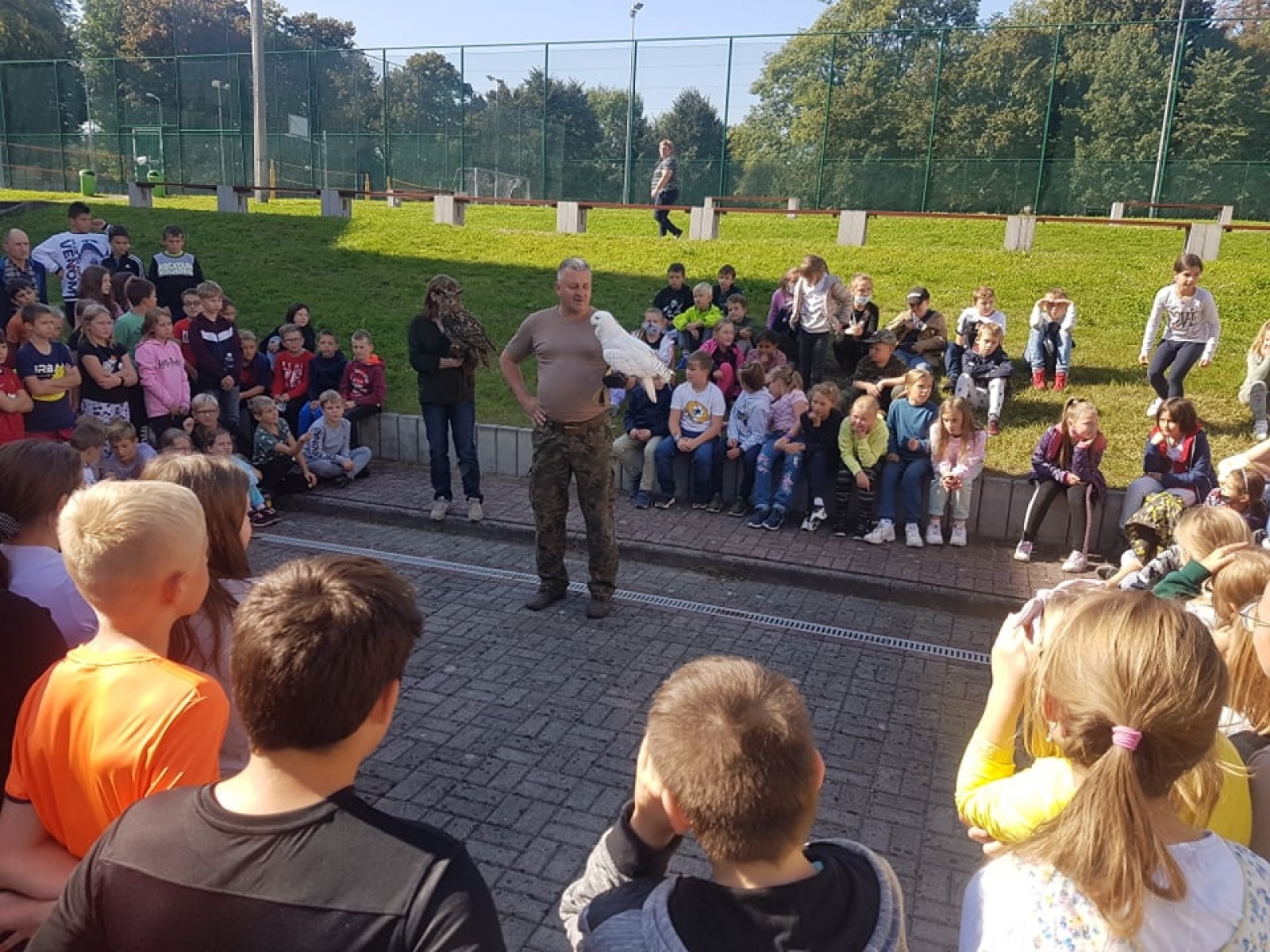 Zdjęcie w galerii na portalu naszraciborz.pl: Uczniowie SP 18 oko w oko z sową wiadomości z regionu