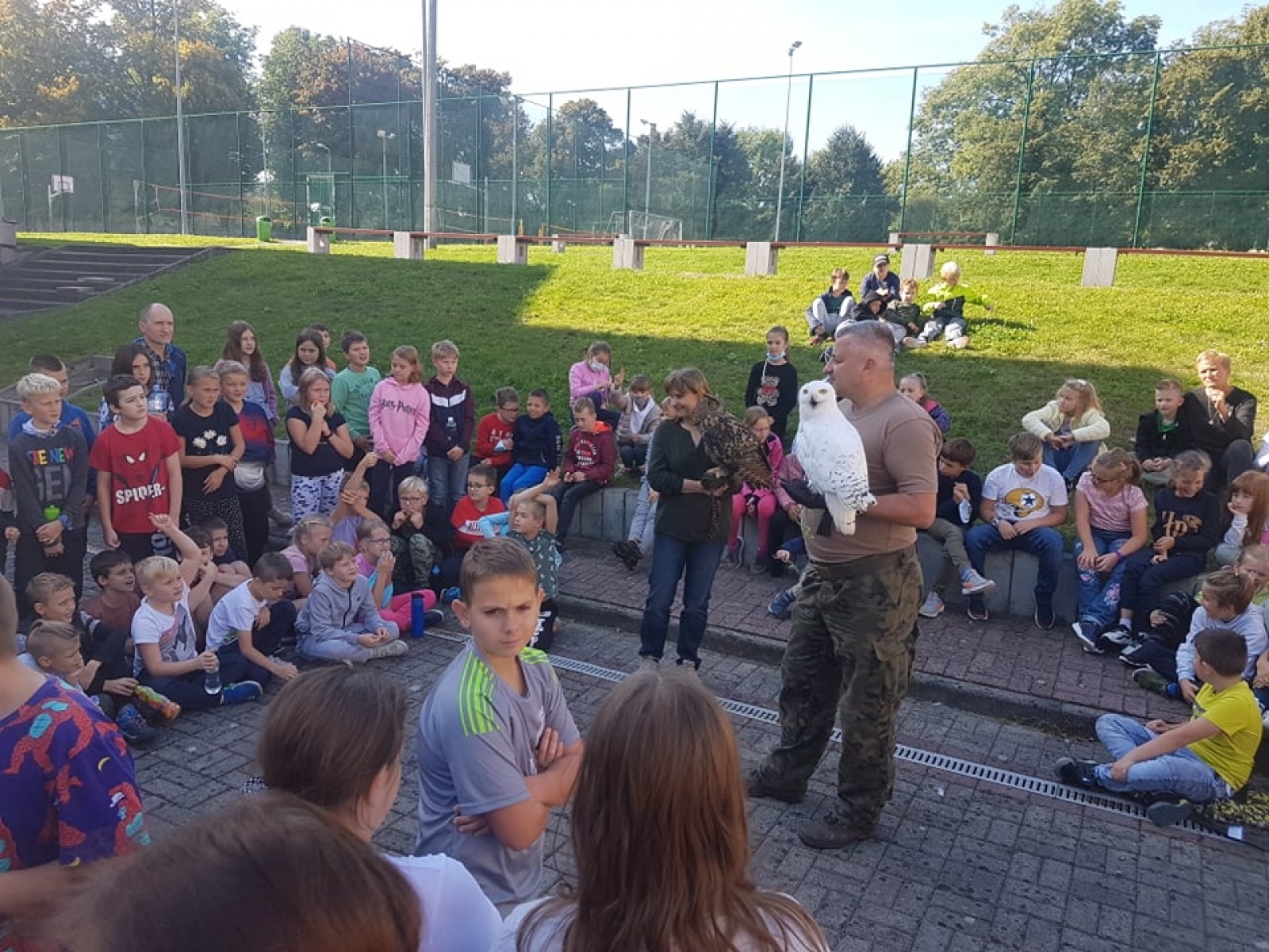 Zdjęcie w galerii na portalu naszraciborz.pl: Uczniowie SP 18 oko w oko z sową wiadomości z regionu