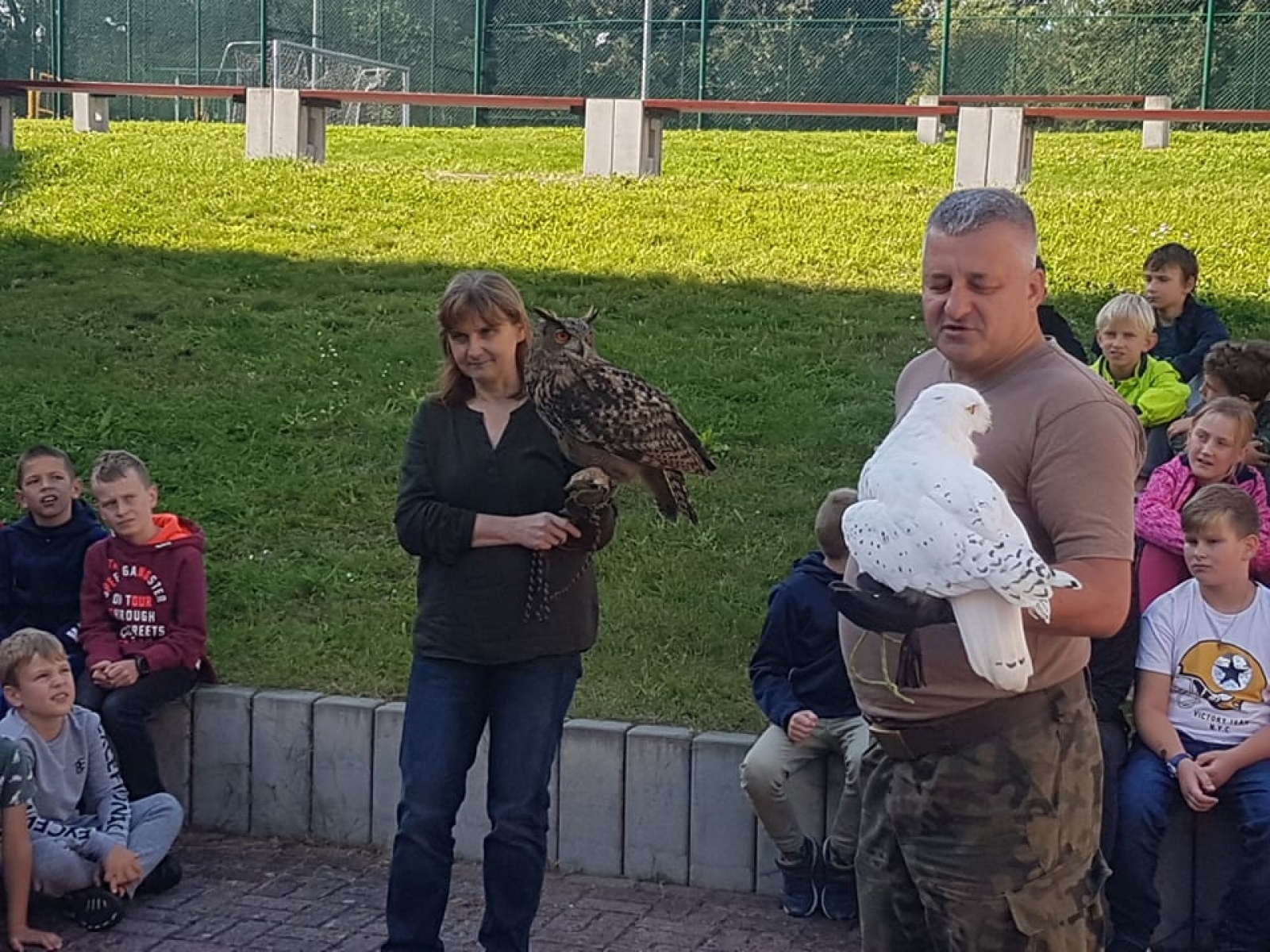 Zdjęcie w galerii na portalu naszraciborz.pl: Uczniowie SP 18 oko w oko z sową wiadomości z regionu