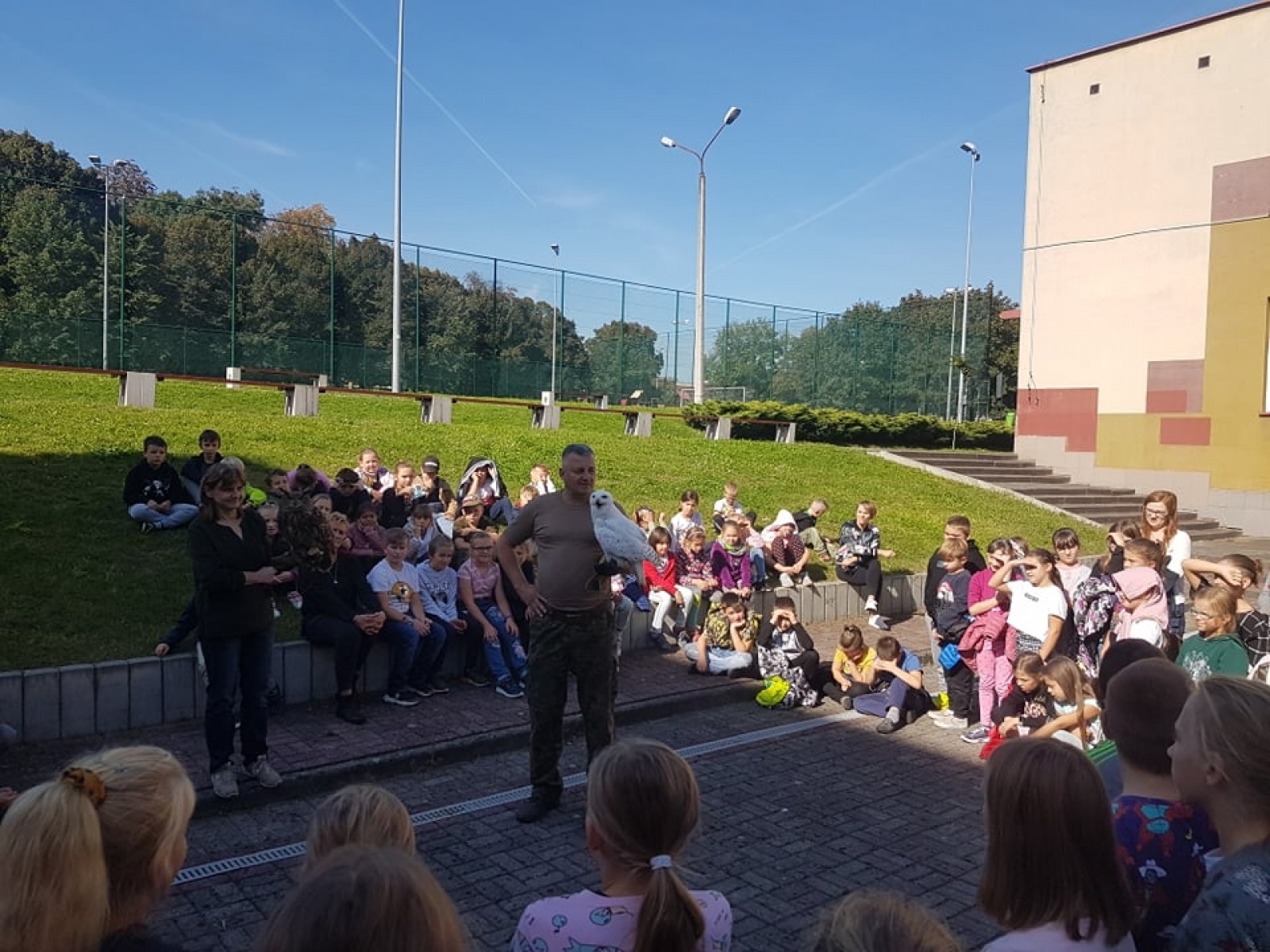 Zdjęcie w galerii na portalu naszraciborz.pl: Uczniowie SP 18 oko w oko z sową wiadomości z regionu