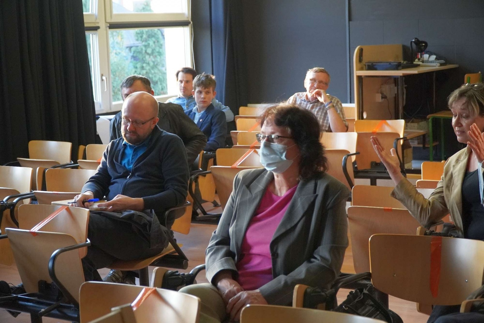 Zdjęcie w galerii na portalu naszraciborz.pl: Prezydent na Ostrogu. Przyszło dziewięć osób i trzech radnych wiadomości z regionu