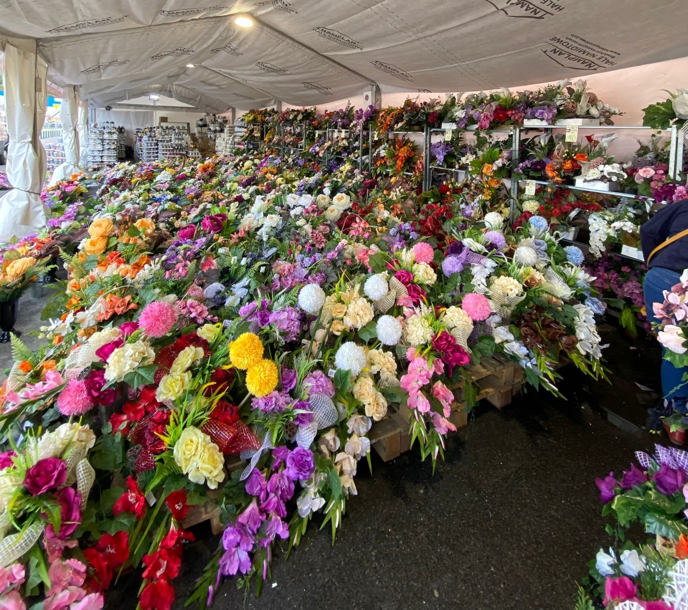 Zdjęcie w galerii na portalu naszraciborz.pl: Przy Auchan ruszył największy w mieście kiermasz przed Wszystkimi Świętymi wiadomości z regionu