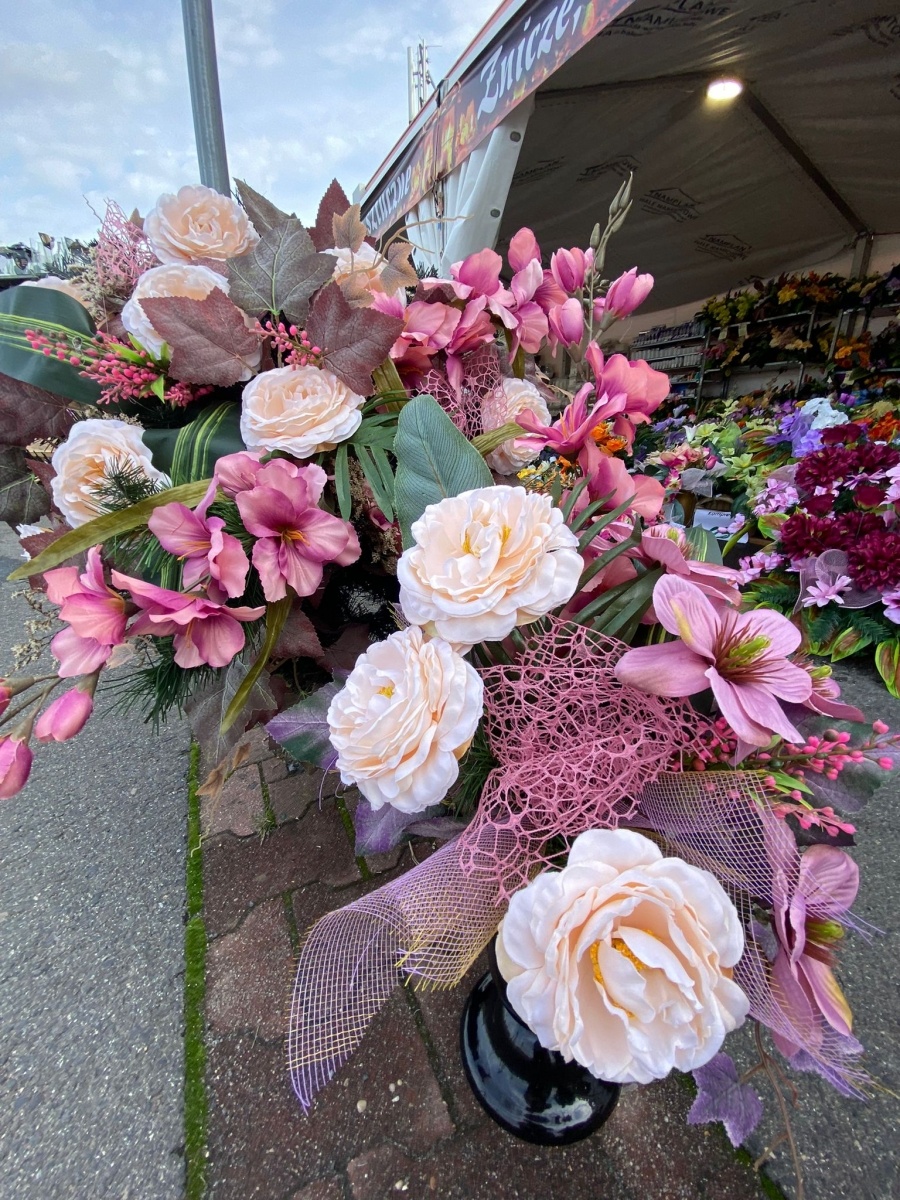 Zdjęcie w galerii na portalu naszraciborz.pl: Przy Auchan ruszył największy w mieście kiermasz przed Wszystkimi Świętymi wiadomości z regionu