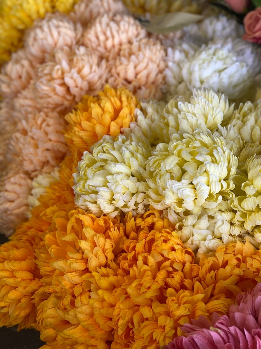 Zdjęcie w galerii na portalu naszraciborz.pl: Przy Auchan ruszył największy w mieście kiermasz przed Wszystkimi Świętymi wiadomości z regionu