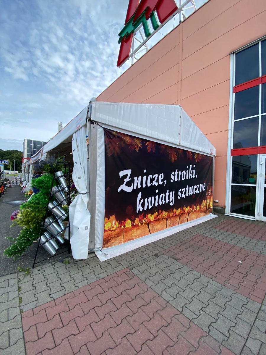 Zdjęcie w galerii na portalu naszraciborz.pl: Przy Auchan ruszył największy w mieście kiermasz przed Wszystkimi Świętymi wiadomości z regionu