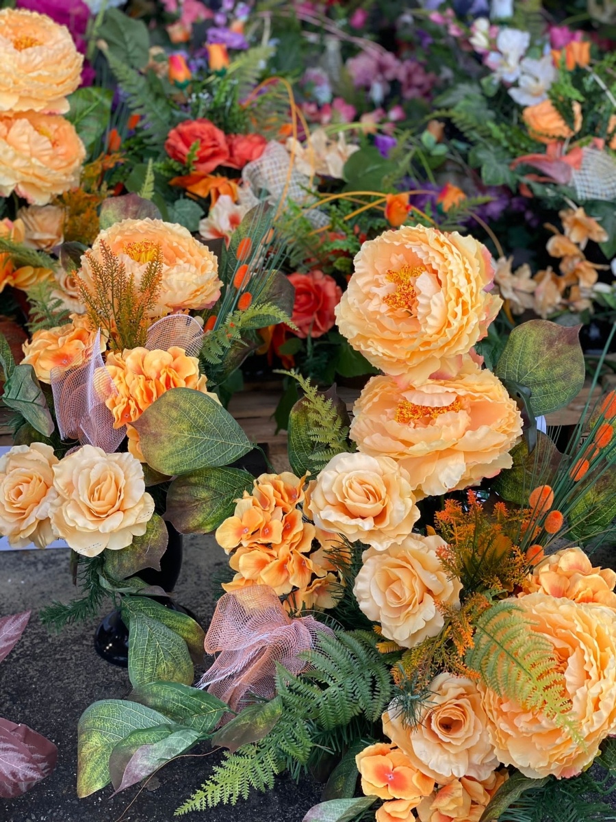 Zdjęcie w galerii na portalu naszraciborz.pl: Przy Auchan ruszył największy w mieście kiermasz przed Wszystkimi Świętymi wiadomości z regionu