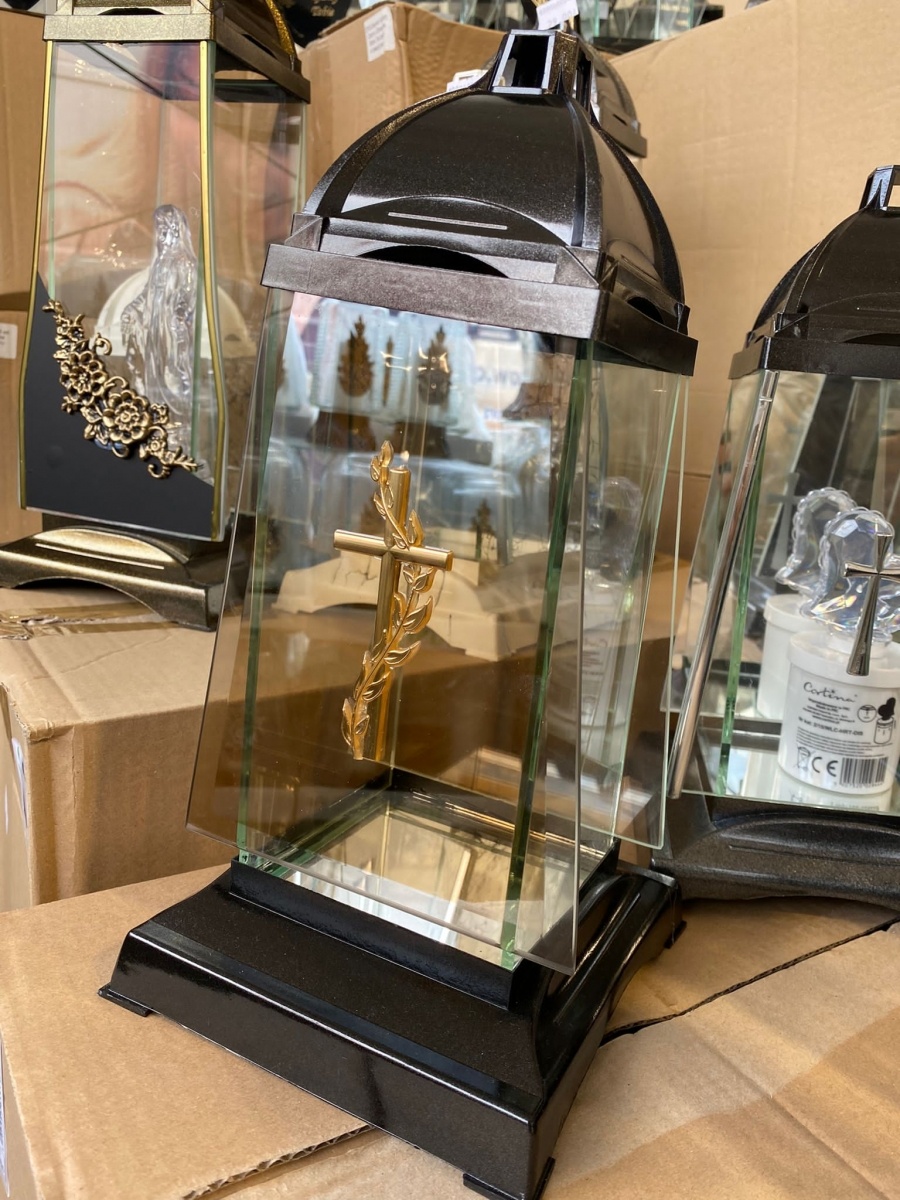 Zdjęcie w galerii na portalu naszraciborz.pl: Przy Auchan ruszył największy w mieście kiermasz przed Wszystkimi Świętymi wiadomości z regionu