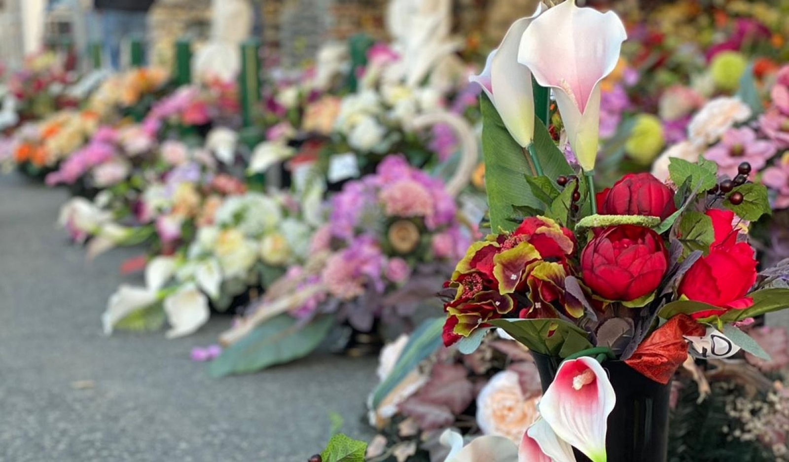 Zdjęcie w galerii na portalu naszraciborz.pl: Przy Auchan ruszył największy w mieście kiermasz przed Wszystkimi Świętymi wiadomości z regionu