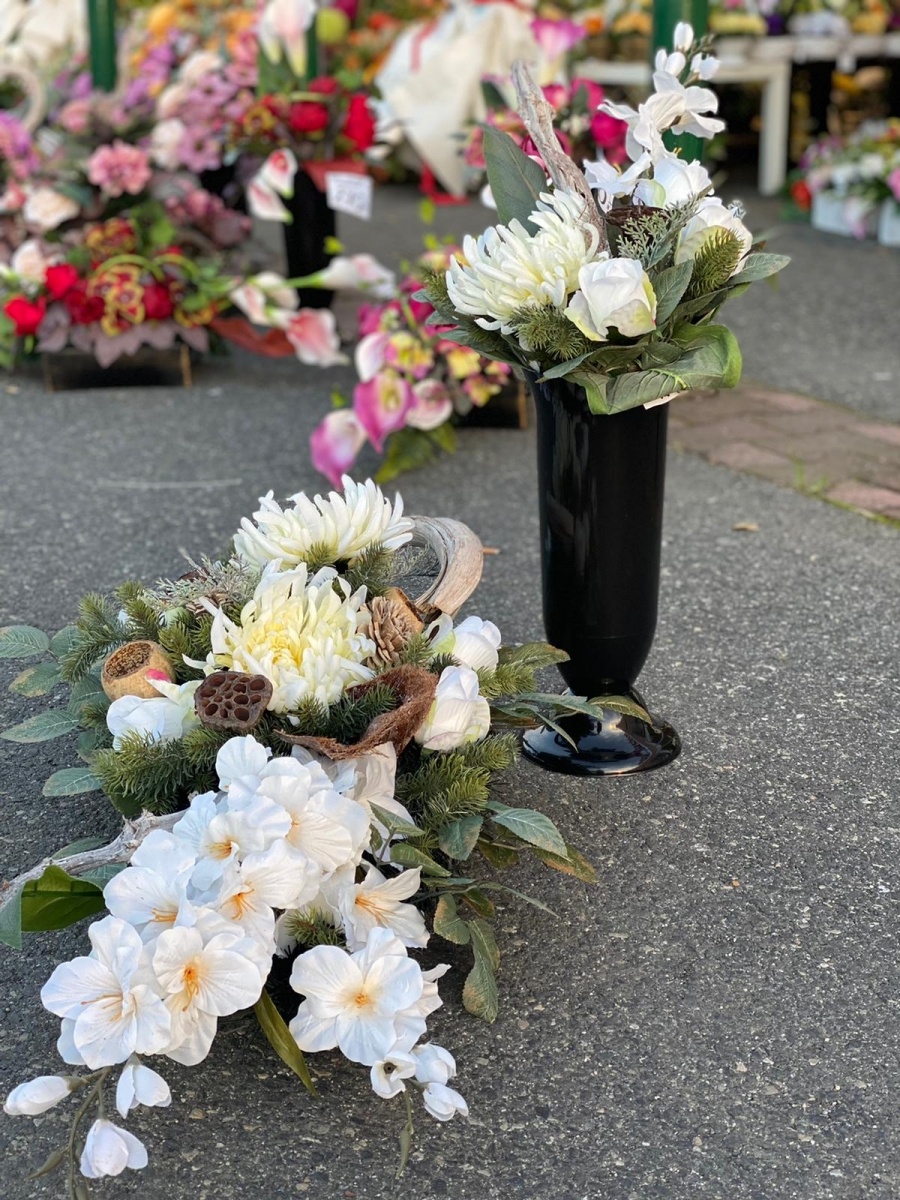 Zdjęcie w galerii na portalu naszraciborz.pl: Przy Auchan ruszył największy w mieście kiermasz przed Wszystkimi Świętymi wiadomości z regionu
