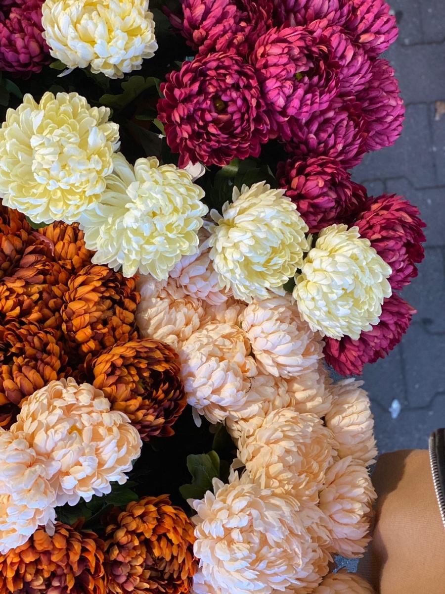 Zdjęcie w galerii na portalu naszraciborz.pl: Przy Auchan ruszył największy w mieście kiermasz przed Wszystkimi Świętymi wiadomości z regionu