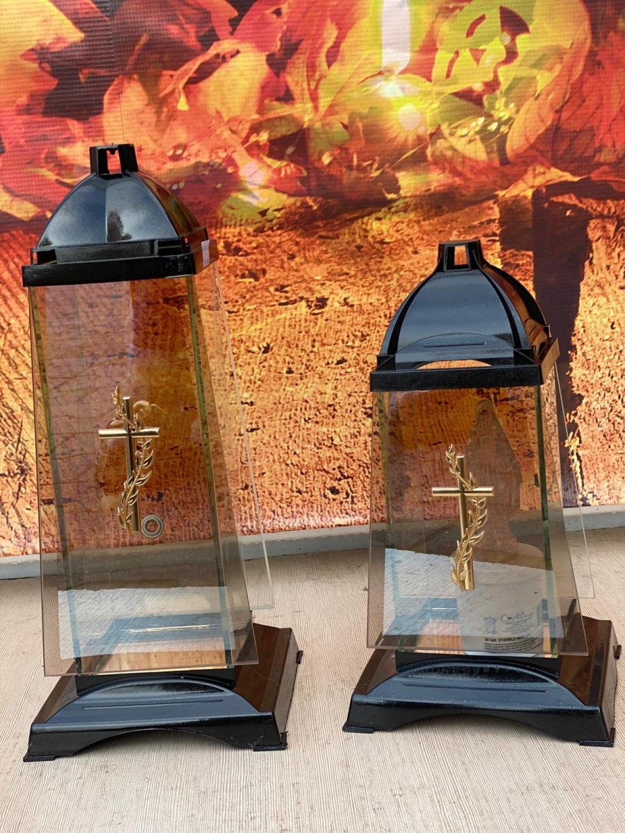 Zdjęcie w galerii na portalu naszraciborz.pl: Przy Auchan ruszył największy w mieście kiermasz przed Wszystkimi Świętymi wiadomości z regionu