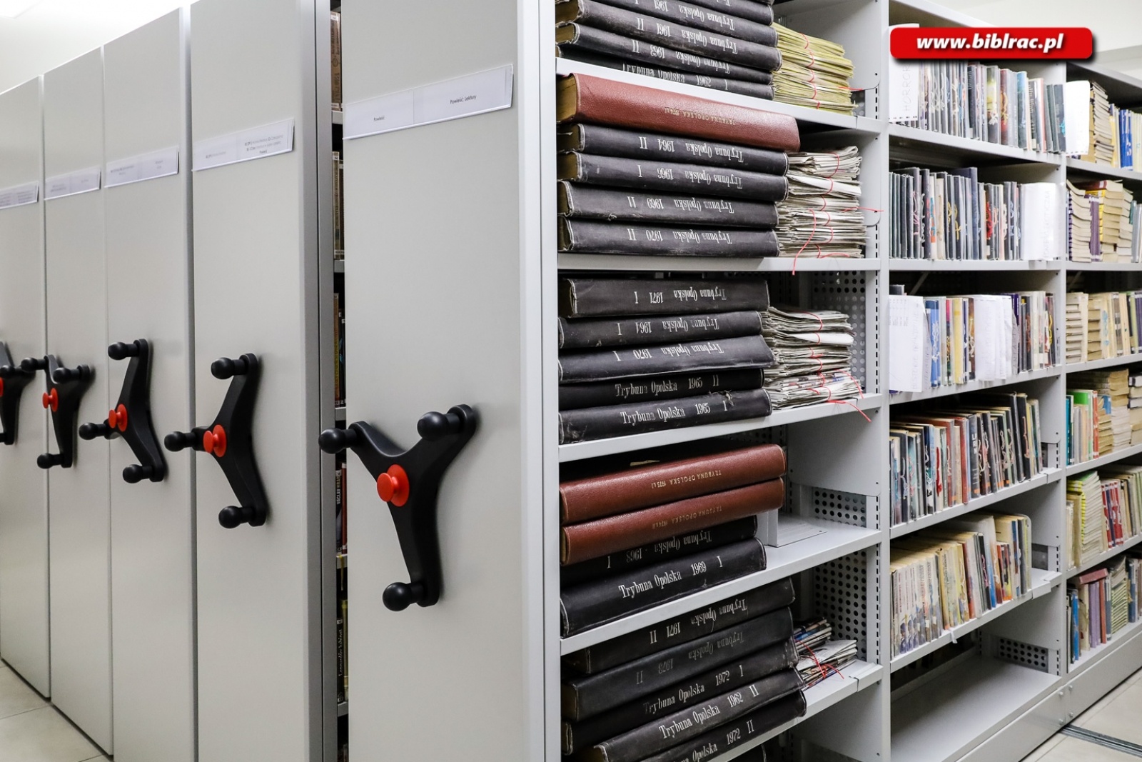 Zdjęcie w galerii na portalu naszraciborz.pl: W bibliotece znajdziesz… zbiory archiwalnych czasopism wiadomości z regionu