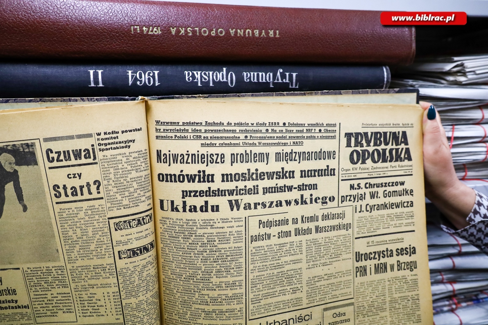 Zdjęcie w galerii na portalu naszraciborz.pl: W bibliotece znajdziesz… zbiory archiwalnych czasopism wiadomości z regionu