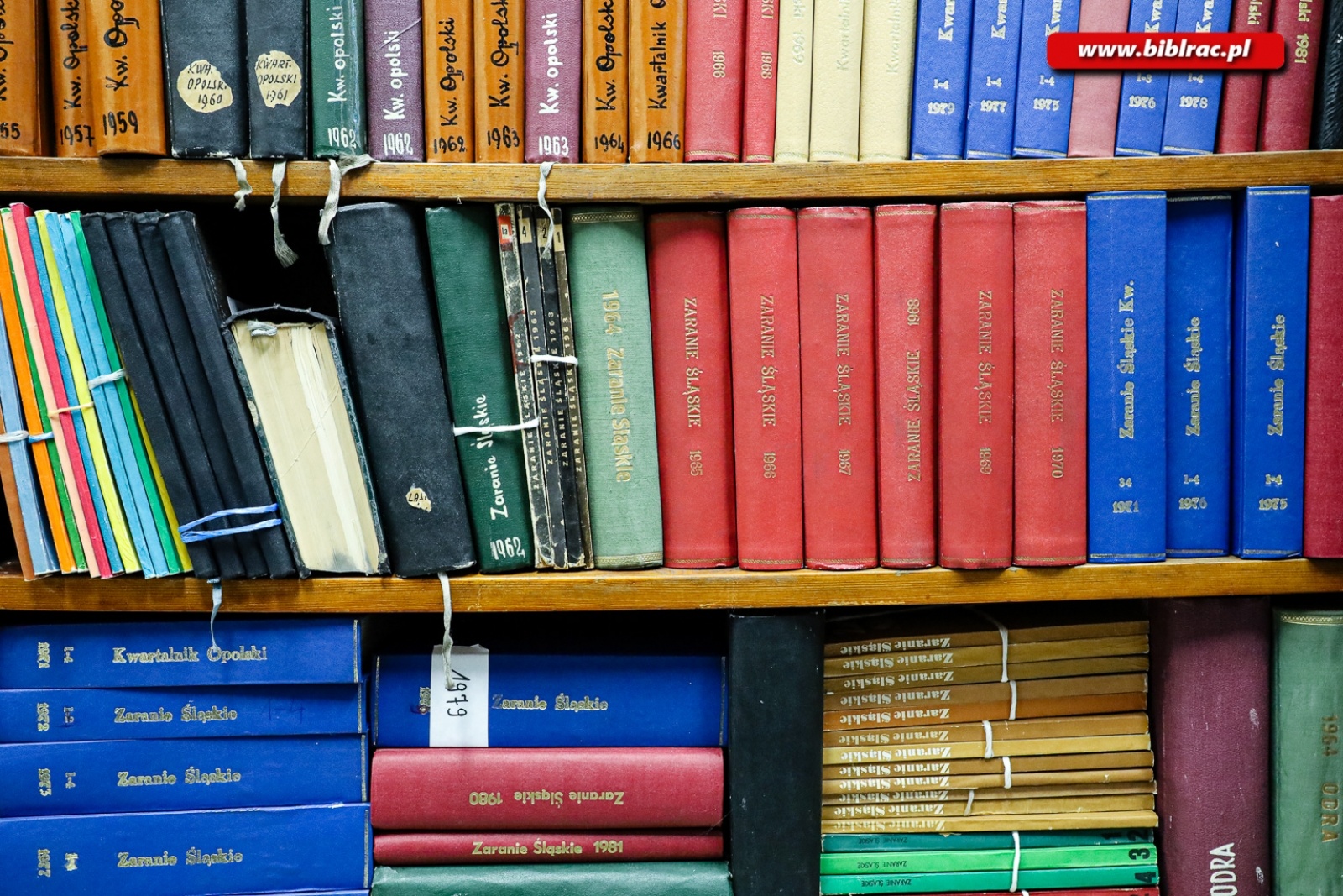 Zdjęcie w galerii na portalu naszraciborz.pl: W bibliotece znajdziesz… zbiory archiwalnych czasopism wiadomości z regionu