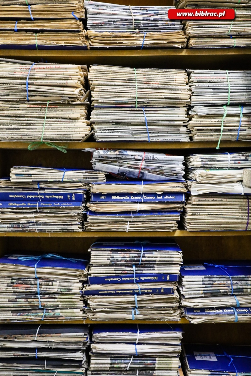 Zdjęcie w galerii na portalu naszraciborz.pl: W bibliotece znajdziesz… zbiory archiwalnych czasopism wiadomości z regionu
