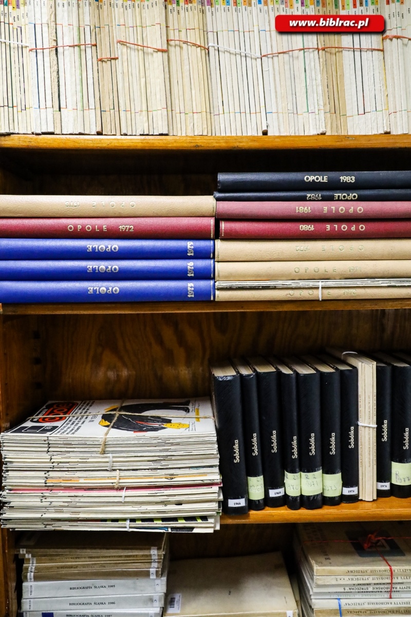 Zdjęcie w galerii na portalu naszraciborz.pl: W bibliotece znajdziesz… zbiory archiwalnych czasopism wiadomości z regionu