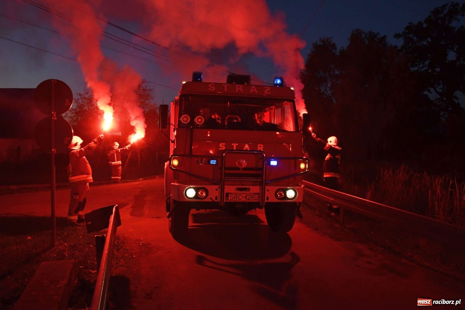 Zdjęcie w galerii na portalu naszraciborz.pl: Wielka feta w Budziskach. Pierwszy raz w historii wieś ma nowy wóz strażacki wiadomości z regionu