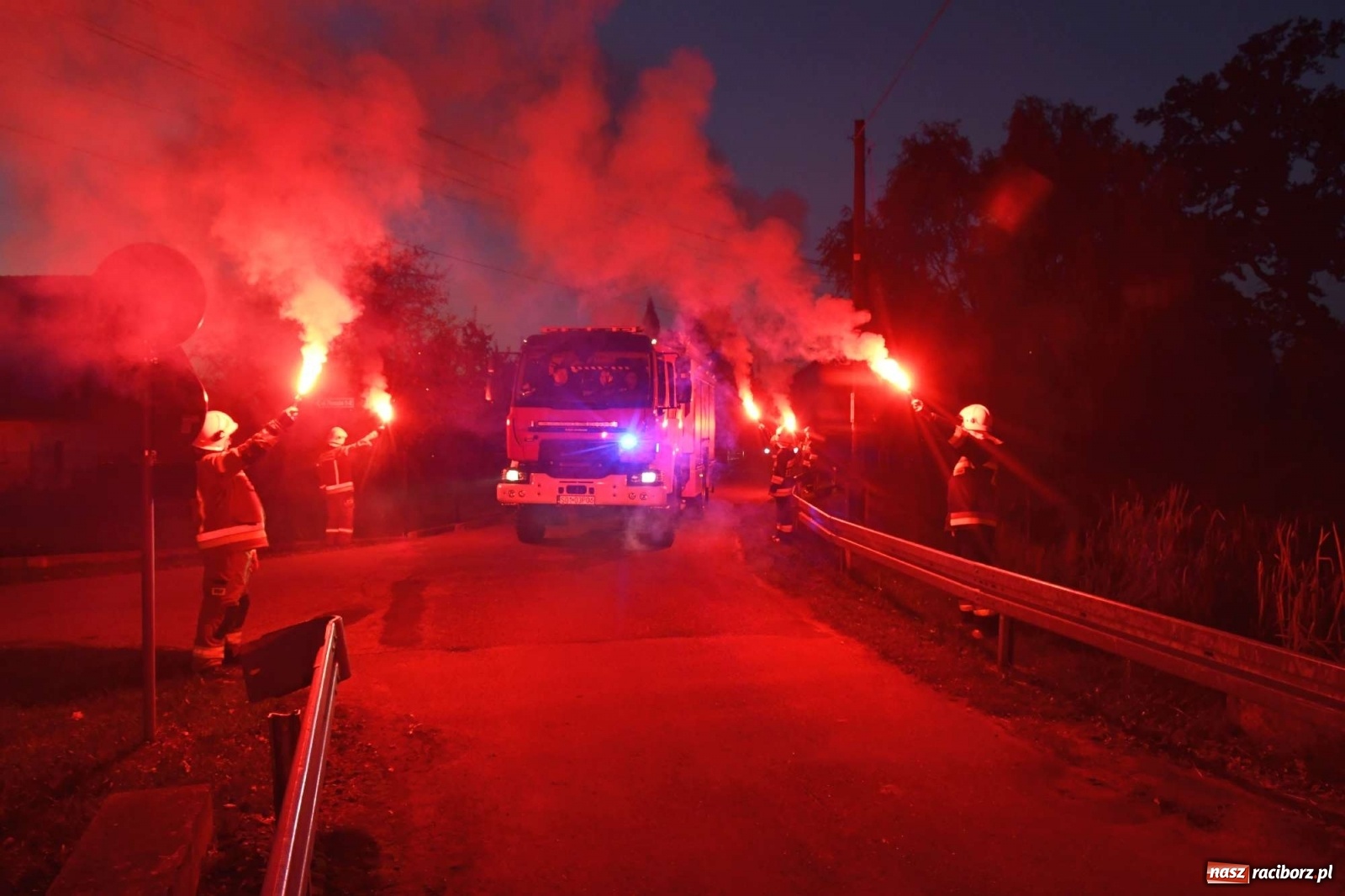 Zdjęcie w galerii na portalu naszraciborz.pl: Wielka feta w Budziskach. Pierwszy raz w historii wieś ma nowy wóz strażacki wiadomości z regionu