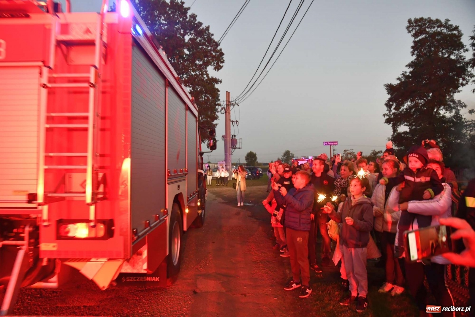 Zdjęcie w galerii na portalu naszraciborz.pl: Wielka feta w Budziskach. Pierwszy raz w historii wieś ma nowy wóz strażacki wiadomości z regionu