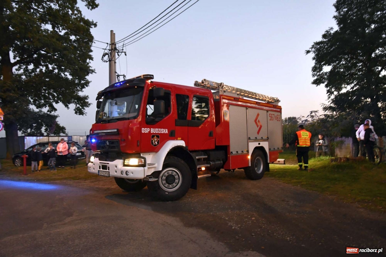 Zdjęcie w galerii na portalu naszraciborz.pl: Wielka feta w Budziskach. Pierwszy raz w historii wieś ma nowy wóz strażacki wiadomości z regionu