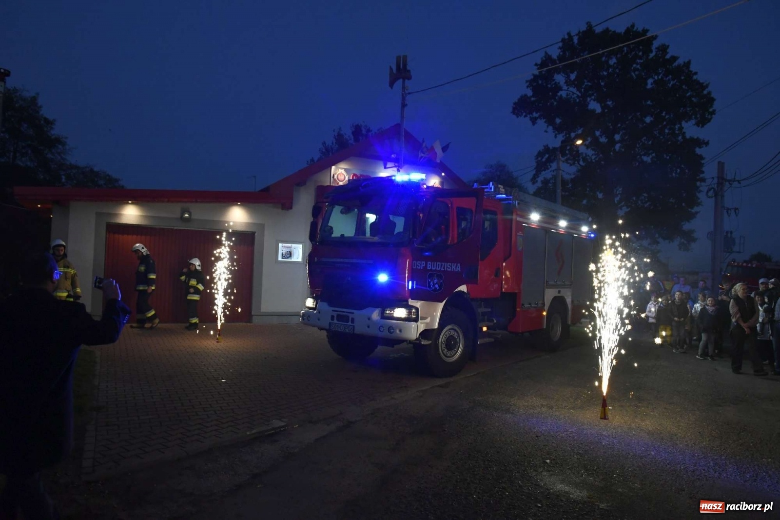 Zdjęcie w galerii na portalu naszraciborz.pl: Wielka feta w Budziskach. Pierwszy raz w historii wieś ma nowy wóz strażacki wiadomości z regionu