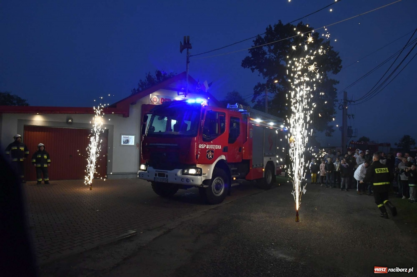 Zdjęcie w galerii na portalu naszraciborz.pl: Wielka feta w Budziskach. Pierwszy raz w historii wieś ma nowy wóz strażacki wiadomości z regionu
