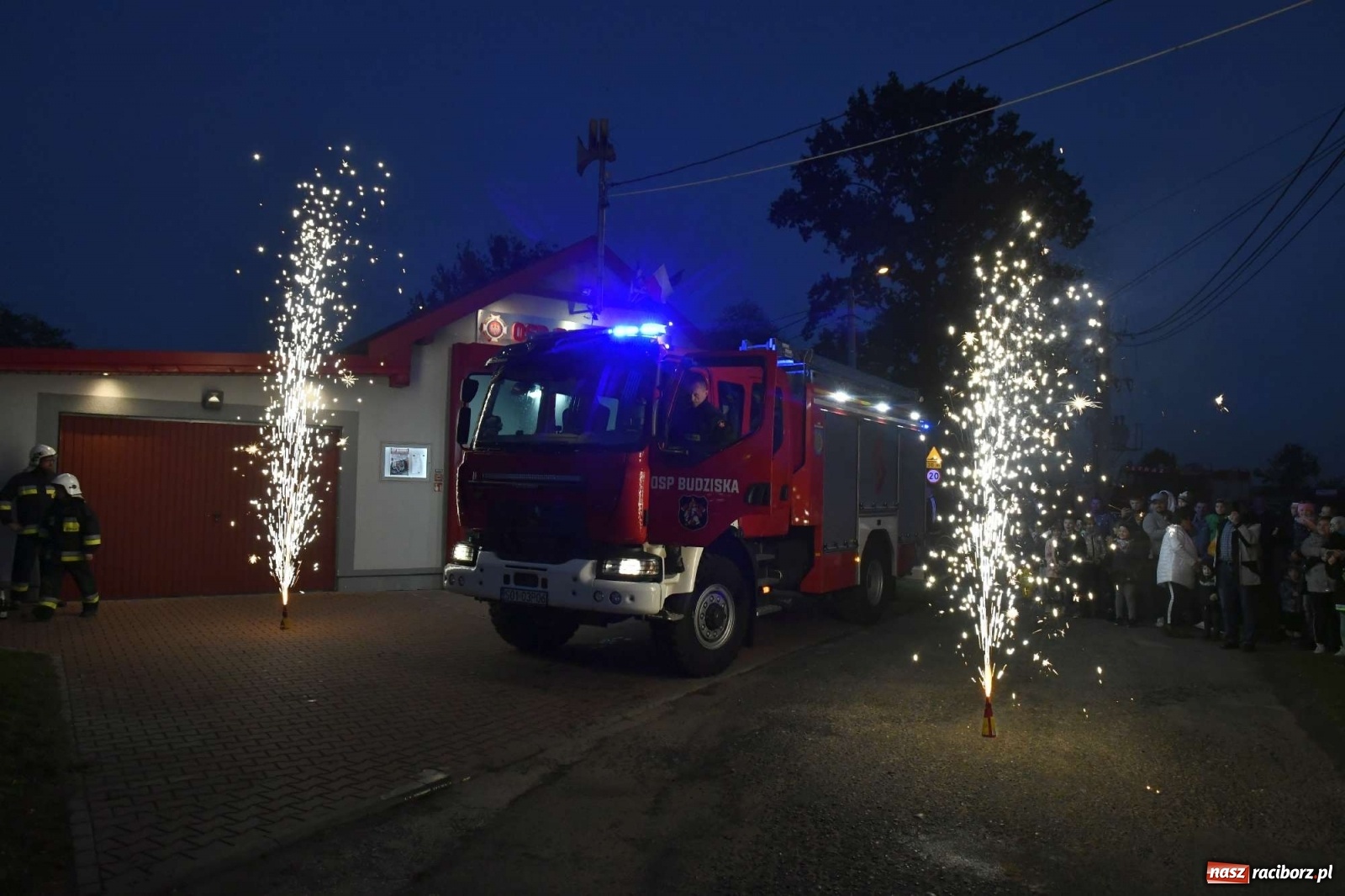 Zdjęcie w galerii na portalu naszraciborz.pl: Wielka feta w Budziskach. Pierwszy raz w historii wieś ma nowy wóz strażacki wiadomości z regionu