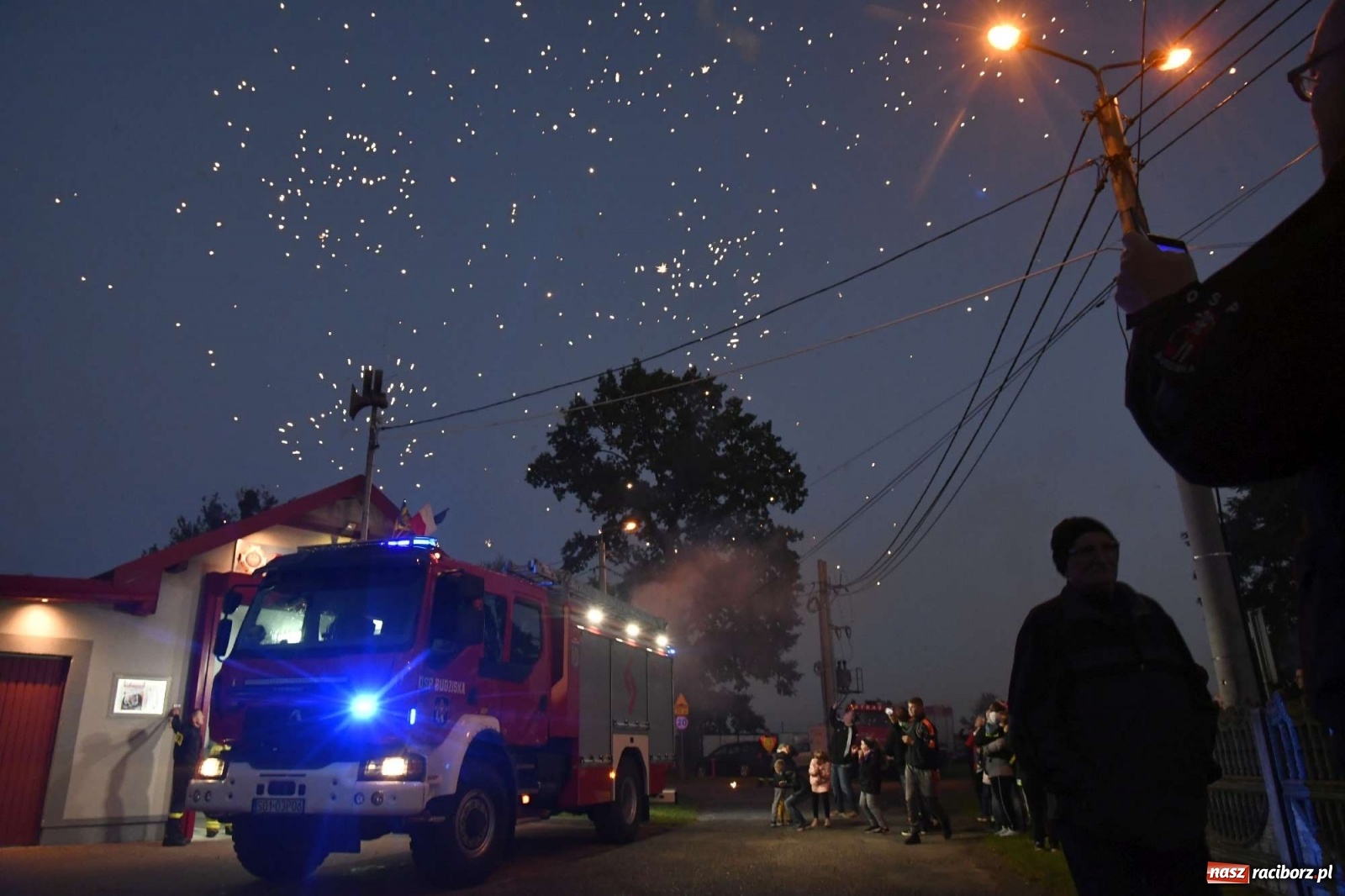 Zdjęcie w galerii na portalu naszraciborz.pl: Wielka feta w Budziskach. Pierwszy raz w historii wieś ma nowy wóz strażacki wiadomości z regionu