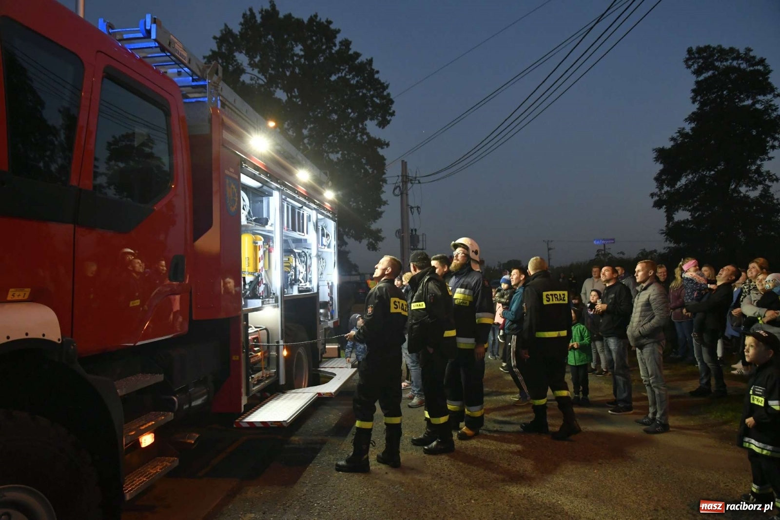 Zdjęcie w galerii na portalu naszraciborz.pl: Wielka feta w Budziskach. Pierwszy raz w historii wieś ma nowy wóz strażacki wiadomości z regionu
