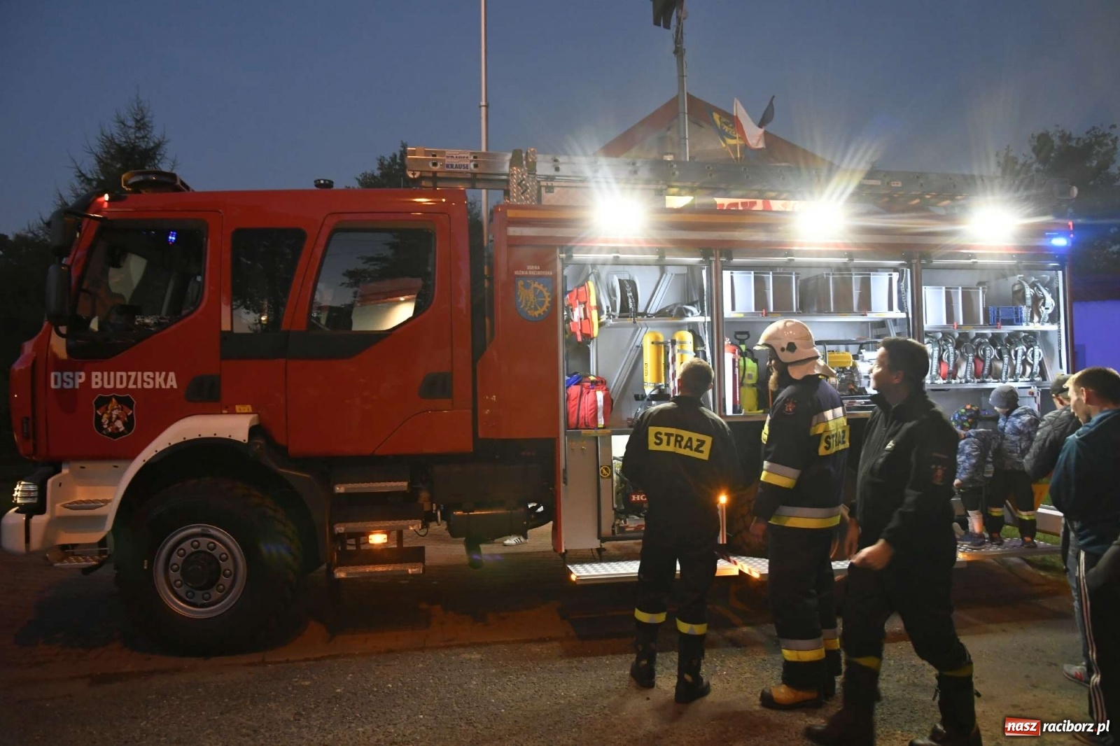 Zdjęcie w galerii na portalu naszraciborz.pl: Wielka feta w Budziskach. Pierwszy raz w historii wieś ma nowy wóz strażacki wiadomości z regionu