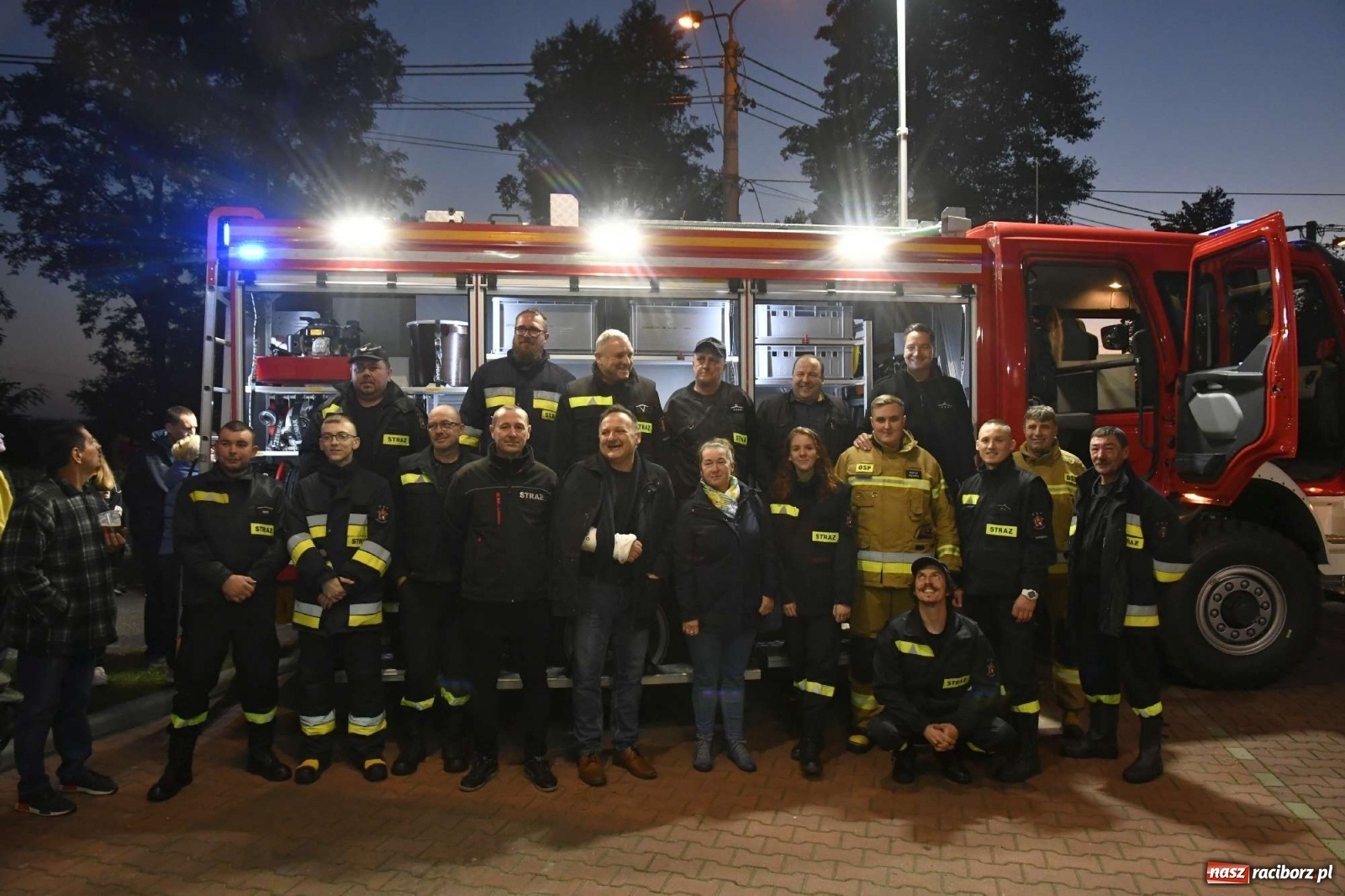 Zdjęcie w galerii na portalu naszraciborz.pl: Wielka feta w Budziskach. Pierwszy raz w historii wieś ma nowy wóz strażacki wiadomości z regionu