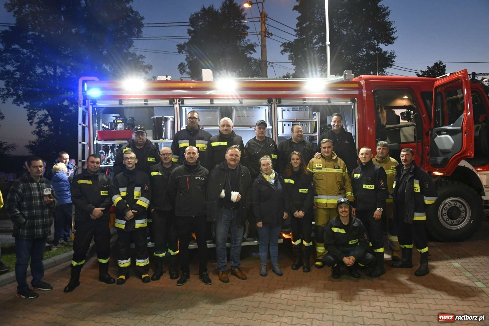 Zdjęcie w galerii na portalu naszraciborz.pl: Wielka feta w Budziskach. Pierwszy raz w historii wieś ma nowy wóz strażacki wiadomości z regionu