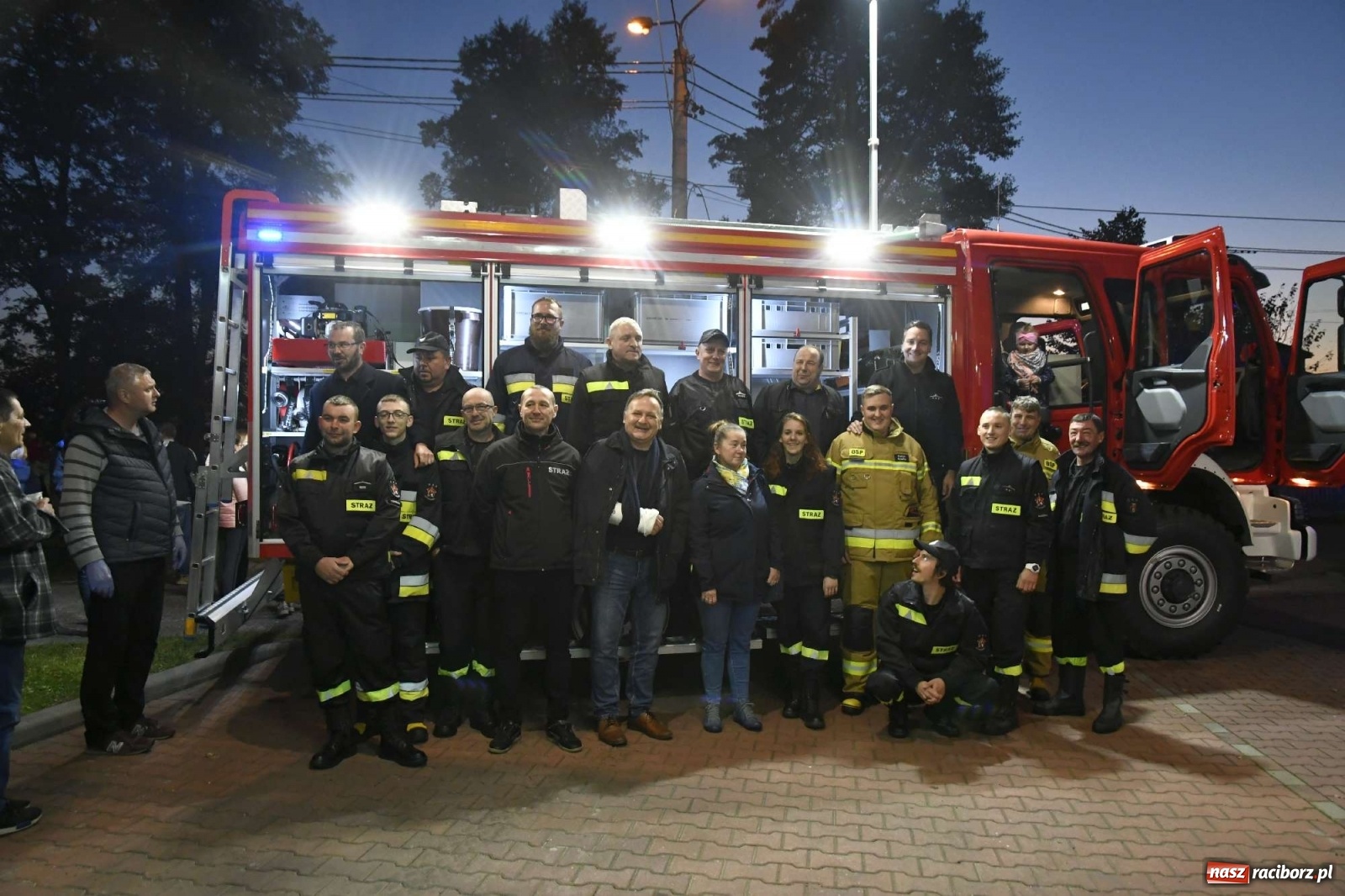 Zdjęcie w galerii na portalu naszraciborz.pl: Wielka feta w Budziskach. Pierwszy raz w historii wieś ma nowy wóz strażacki wiadomości z regionu