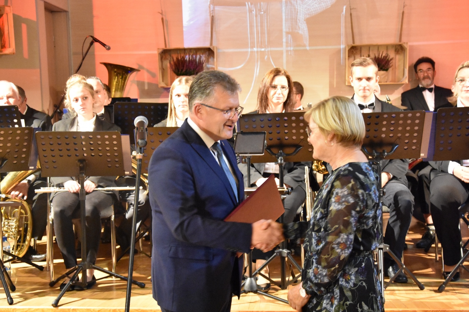 Zdjęcie w galerii na portalu naszraciborz.pl: Gmina Krzyżanowice weszła w nowy rok kulturalny. Wójt wręczył nagrody wiadomości z regionu