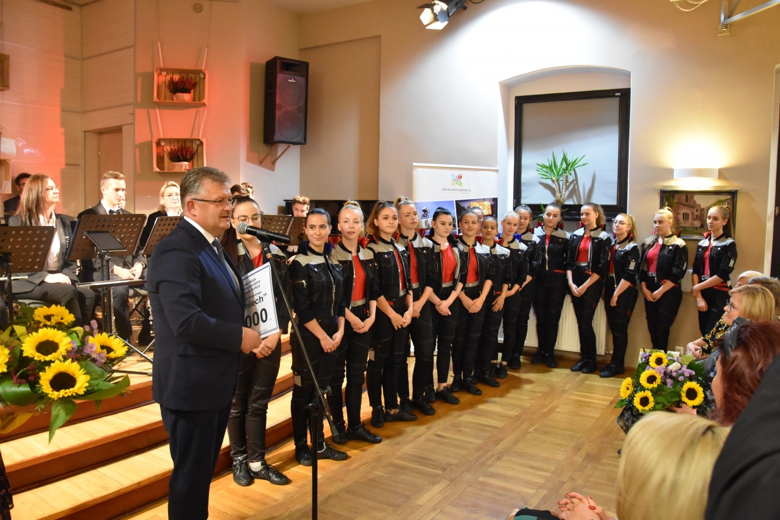 Zdjęcie w galerii na portalu naszraciborz.pl: Gmina Krzyżanowice weszła w nowy rok kulturalny. Wójt wręczył nagrody wiadomości z regionu