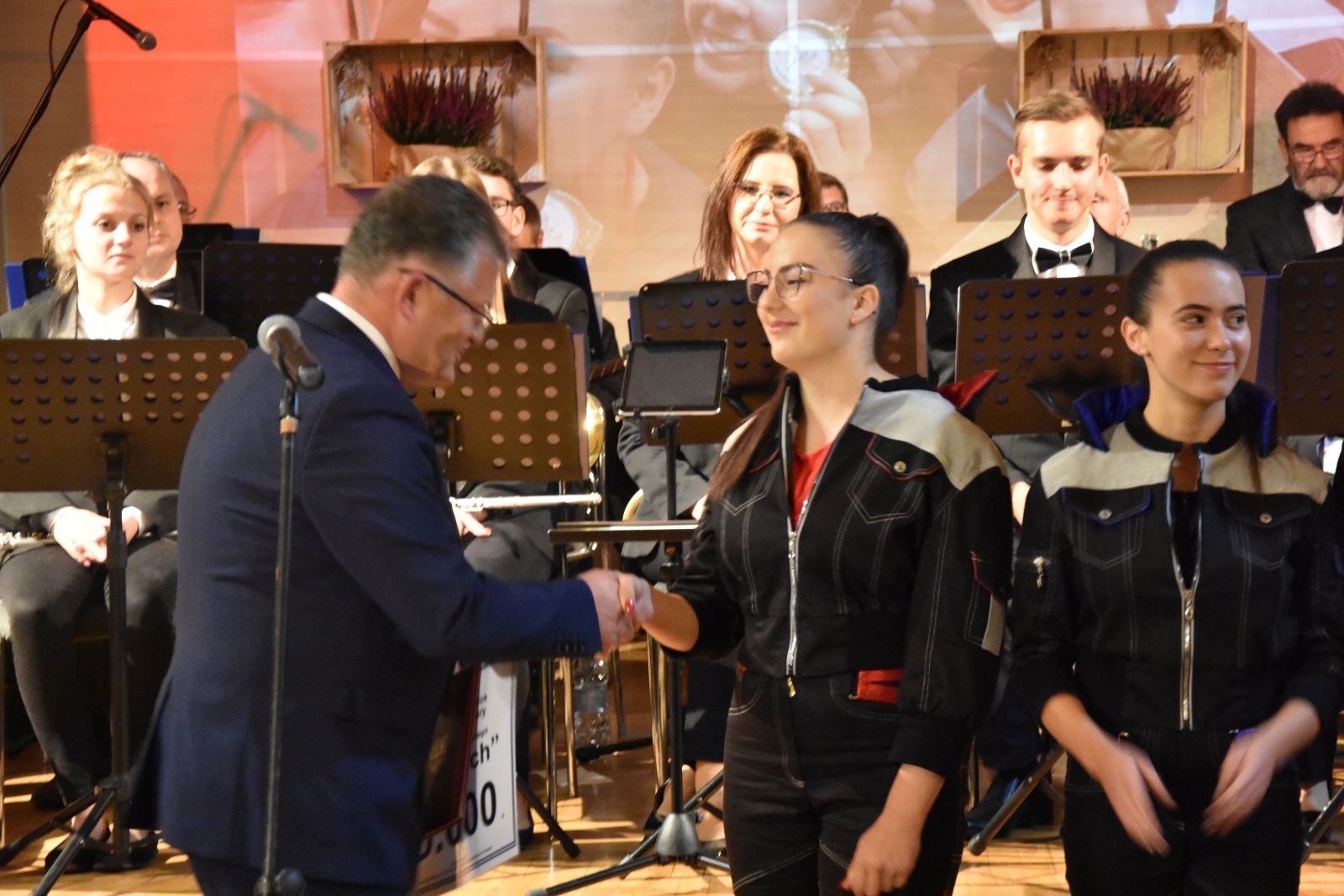 Zdjęcie w galerii na portalu naszraciborz.pl: Gmina Krzyżanowice weszła w nowy rok kulturalny. Wójt wręczył nagrody wiadomości z regionu