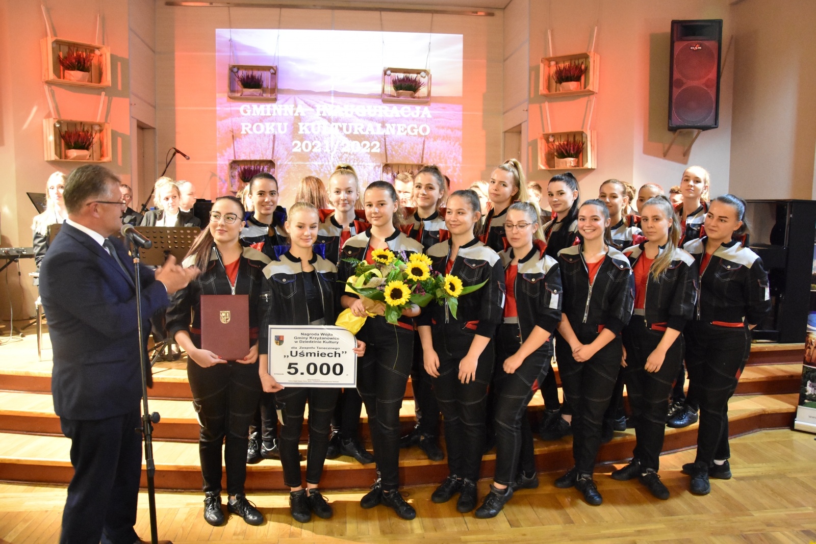 Zdjęcie w galerii na portalu naszraciborz.pl: Gmina Krzyżanowice weszła w nowy rok kulturalny. Wójt wręczył nagrody wiadomości z regionu