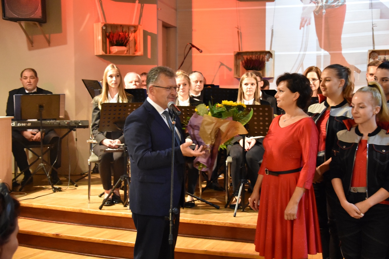 Zdjęcie w galerii na portalu naszraciborz.pl: Gmina Krzyżanowice weszła w nowy rok kulturalny. Wójt wręczył nagrody wiadomości z regionu