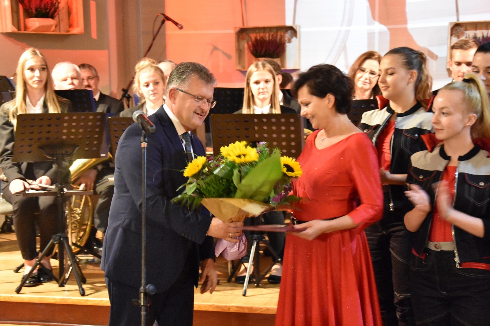 Zdjęcie w galerii na portalu naszraciborz.pl: Gmina Krzyżanowice weszła w nowy rok kulturalny. Wójt wręczył nagrody wiadomości z regionu